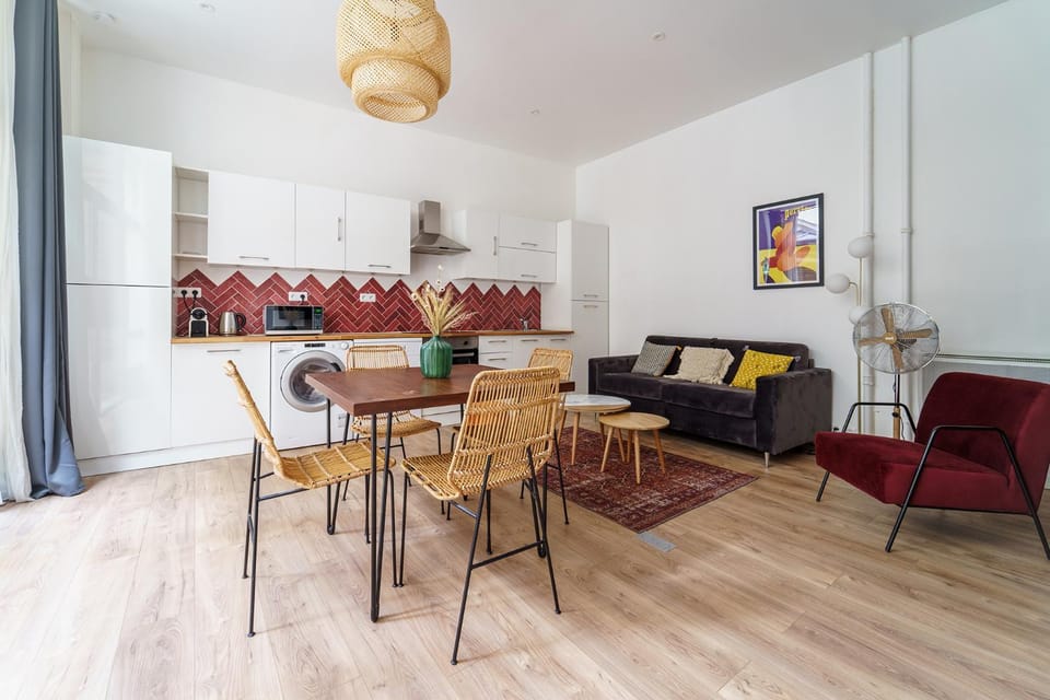 Kitchen or kitchenette, Living room, Seating area, Dining area