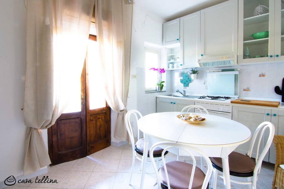 Kitchen or kitchenette, Dining area, Communal kitchen