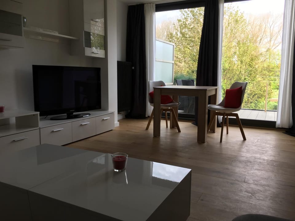 TV and multimedia, Seating area, Dining area