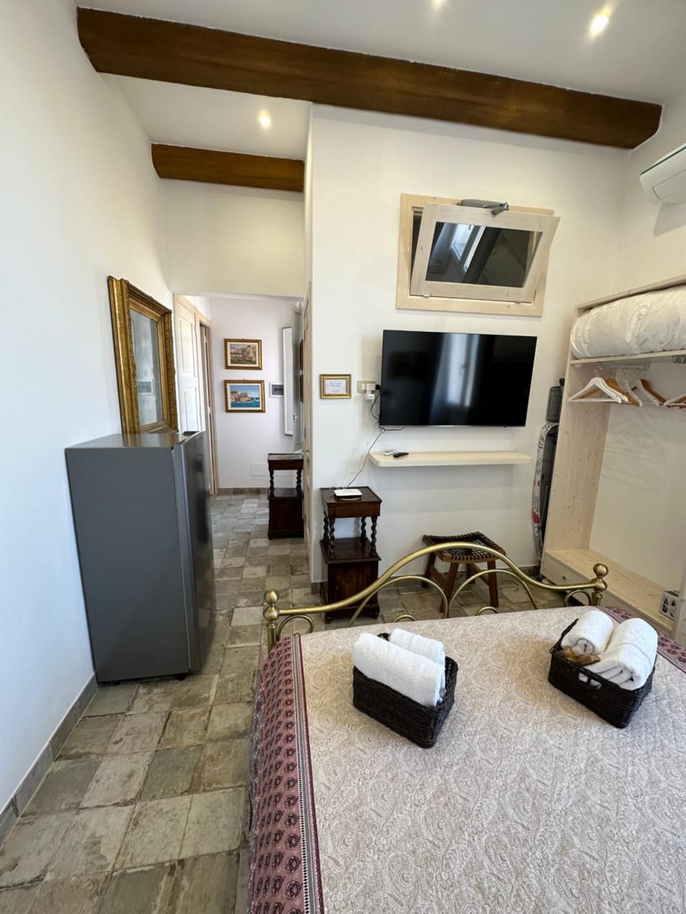 Bed, TV and multimedia, Photo of the whole room, Bedroom, towels, air conditioner