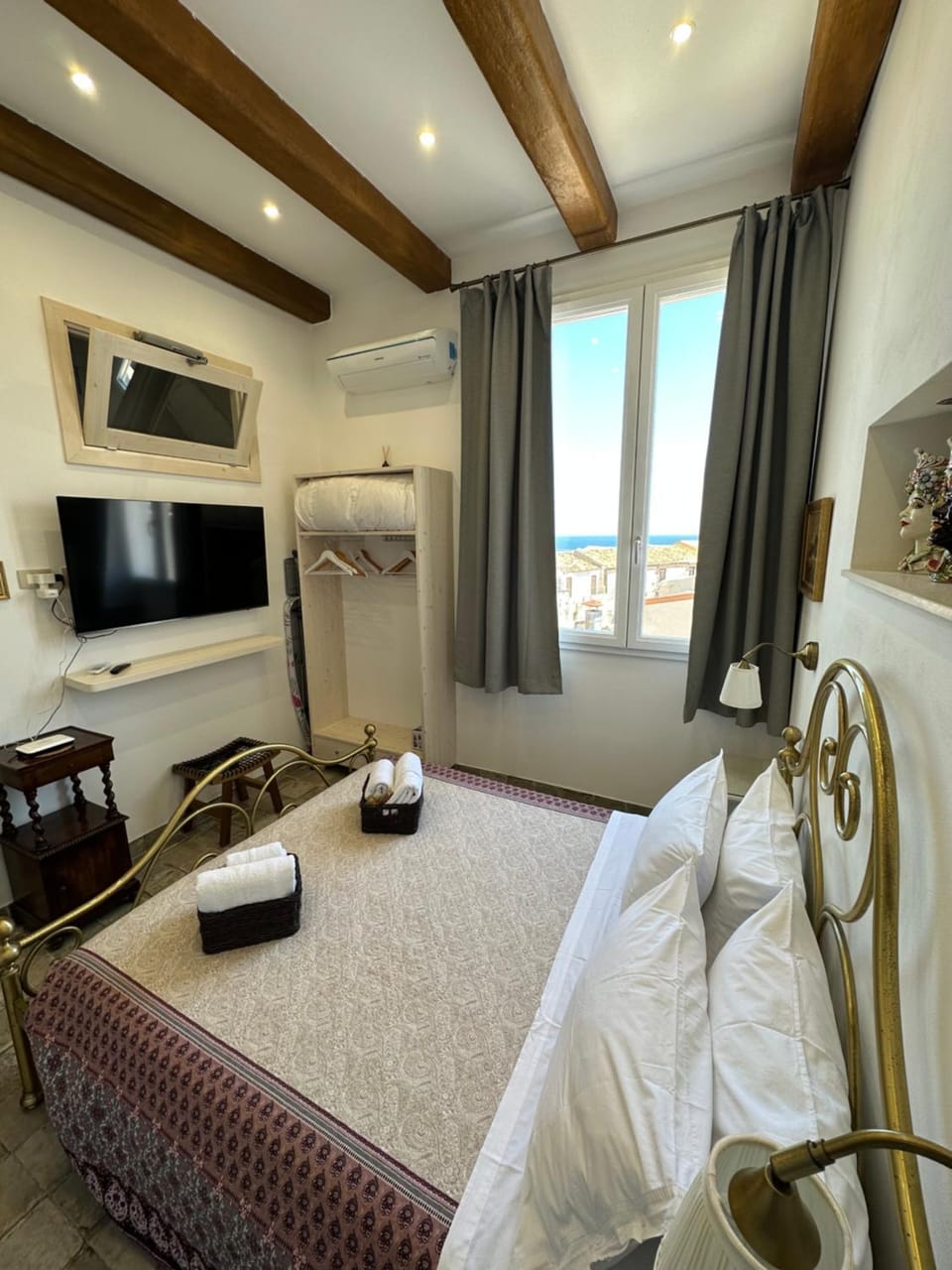 TV and multimedia, Photo of the whole room, Bedroom, towels, wardrobe, air conditioner