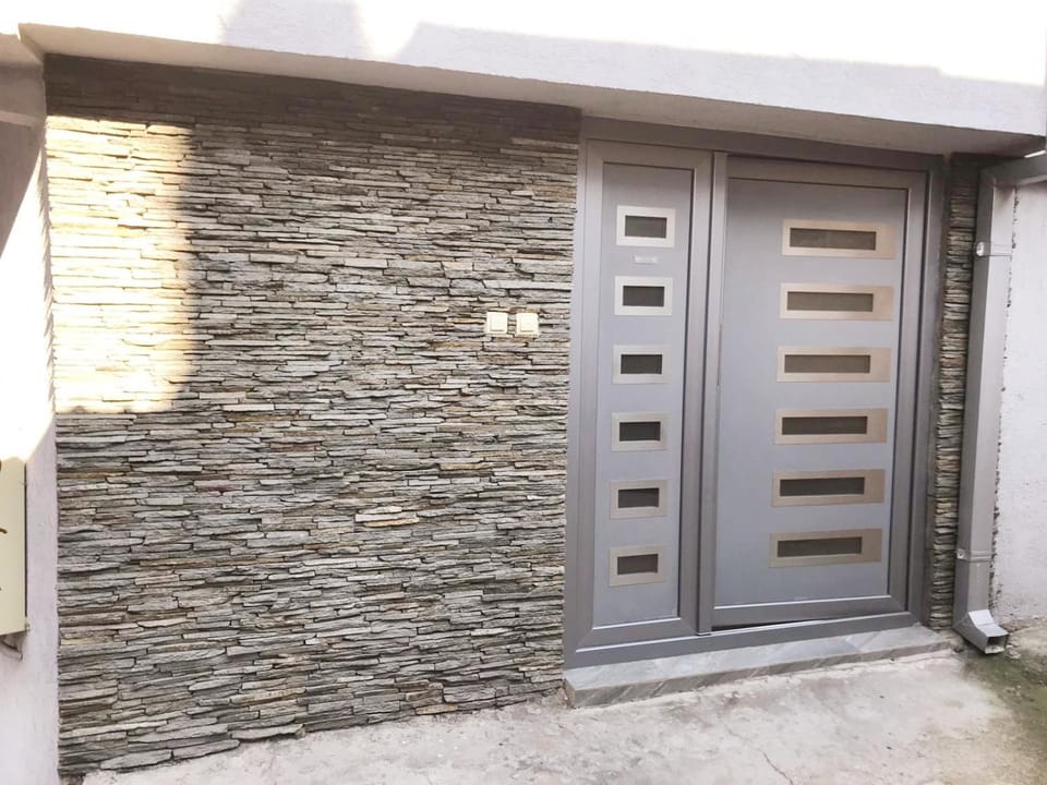 Property building, Facade/entrance, Day