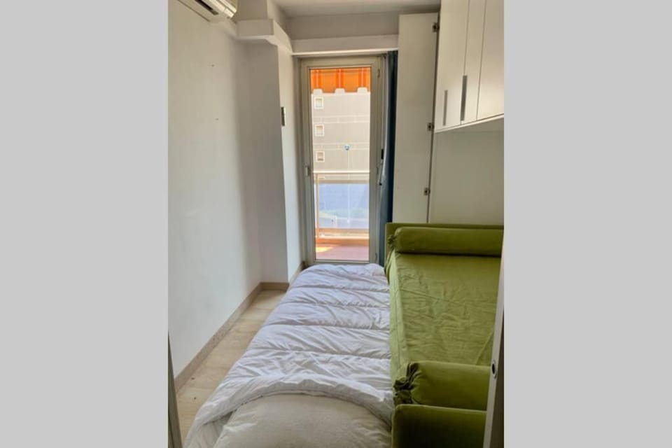 Studio F1 vue mer a 30m des plages Apartment in Cagnes-sur-Mer