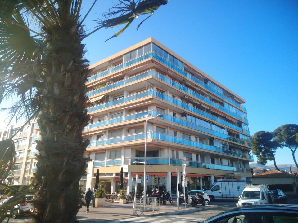 Property building, Neighbourhood