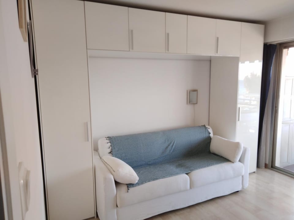 Studio F1 vue mer a 30m des plages Apartment in Cagnes-sur-Mer