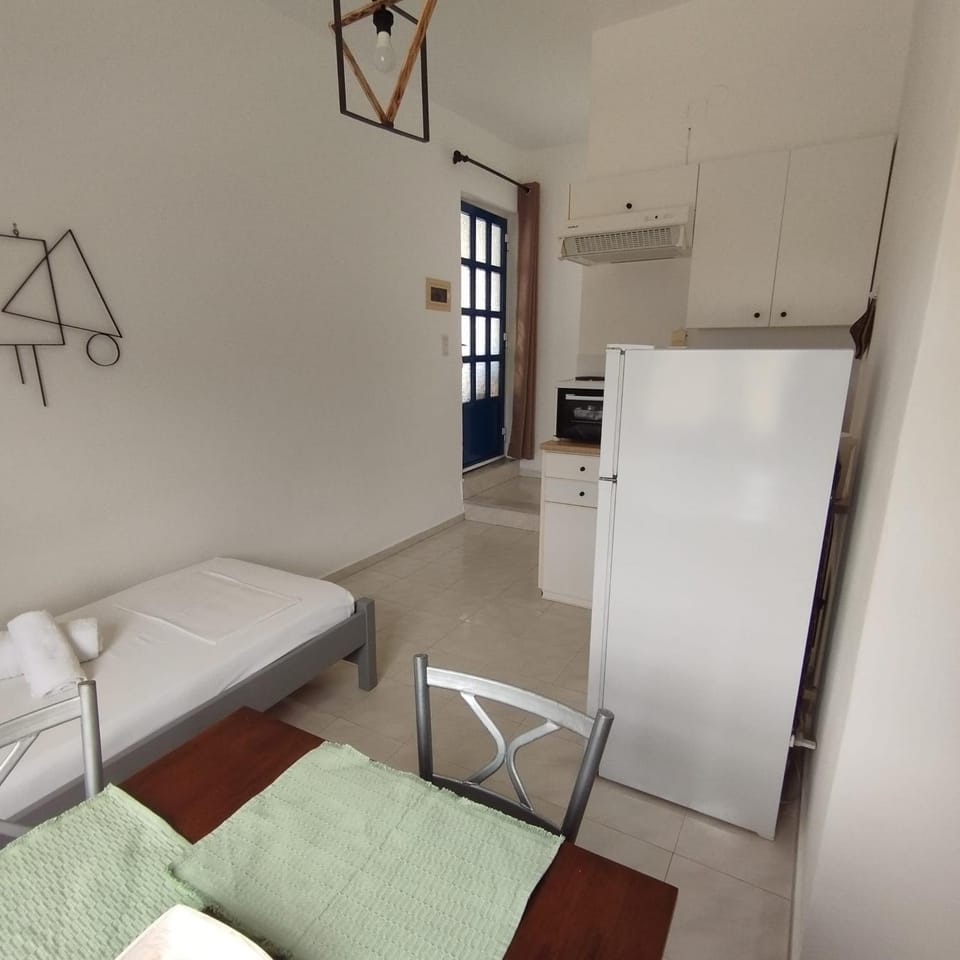 Bed, Kitchen or kitchenette, Bedroom, oven