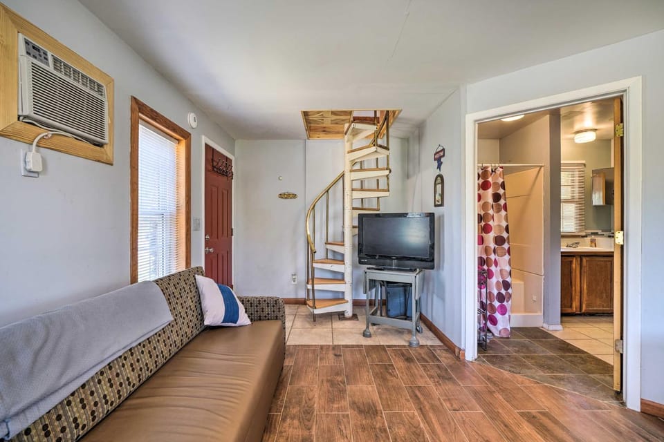 'The Rockhouse Cottage' with Deck on Tulsa Farm! House in Tulsa