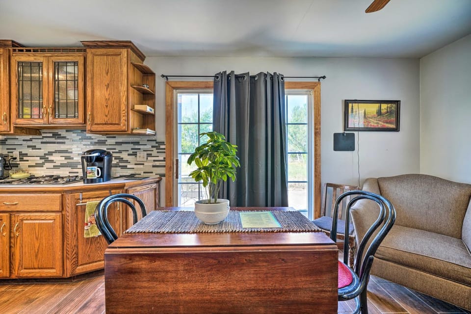 'The Rockhouse Cottage' with Deck on Tulsa Farm! House in Tulsa