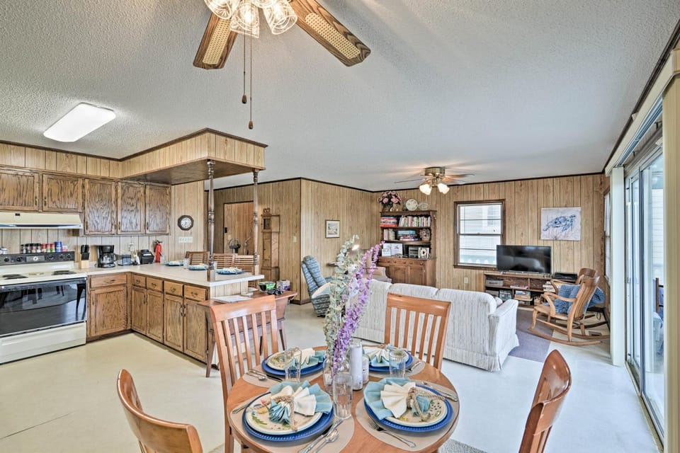 Pet-Friendly Second Row House Steps to Beach! House in Holden Beach