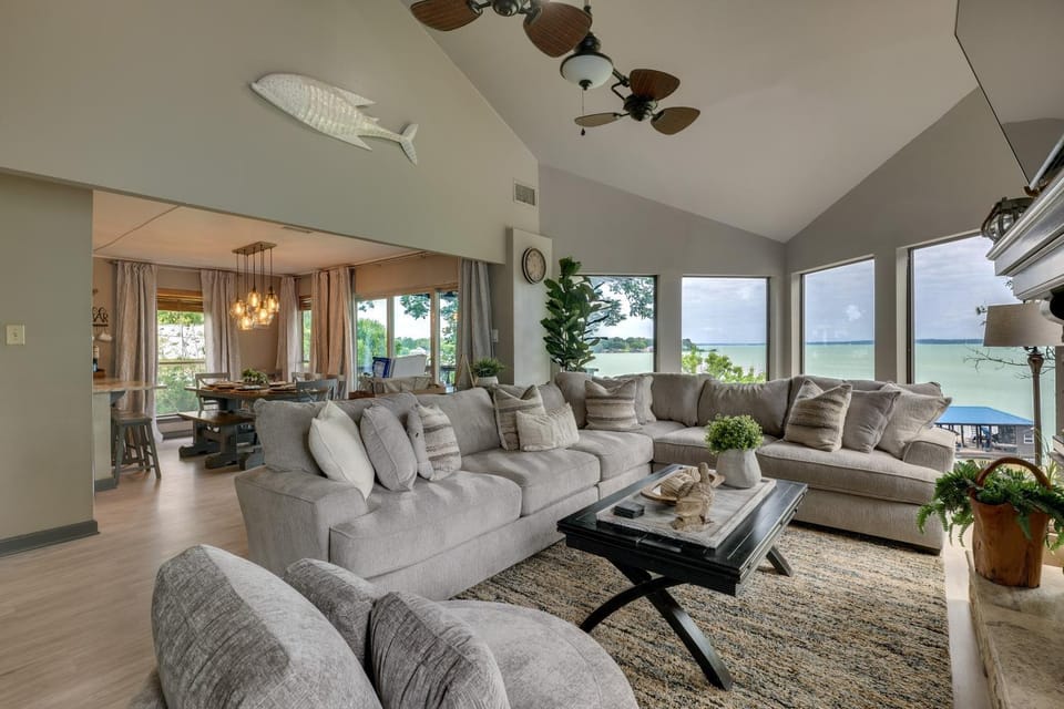 Lakehouse: Hot Tub, Waterslide, Game Room & Kayaks House in Lake Livingston