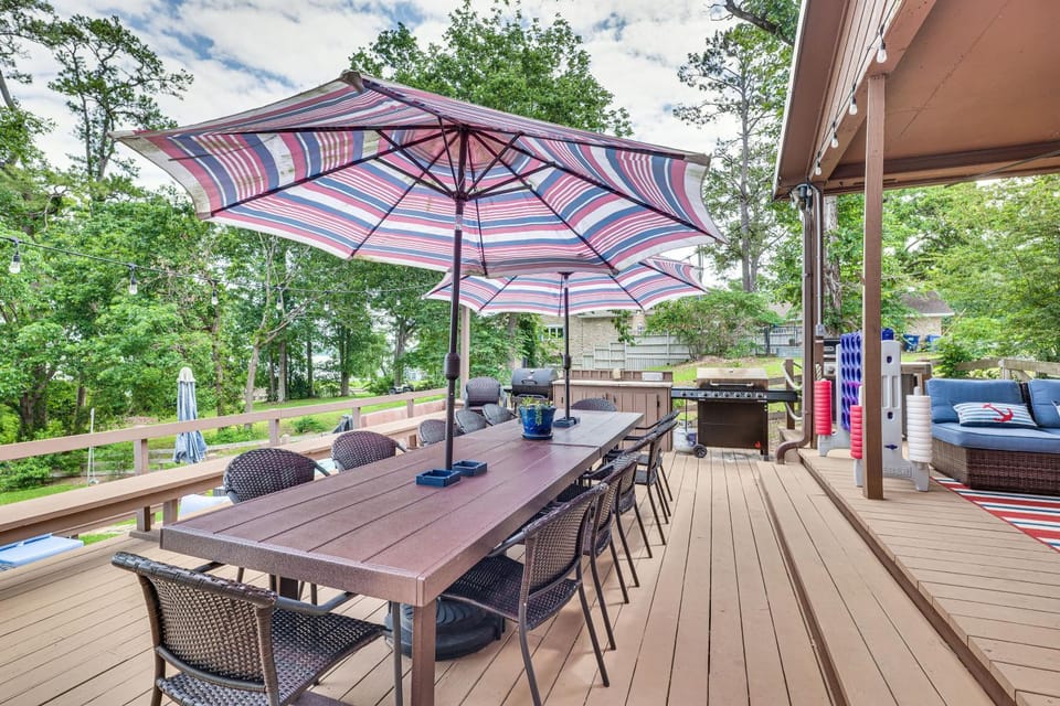 Lakehouse: Hot Tub, Waterslide, Game Room & Kayaks House in Lake Livingston