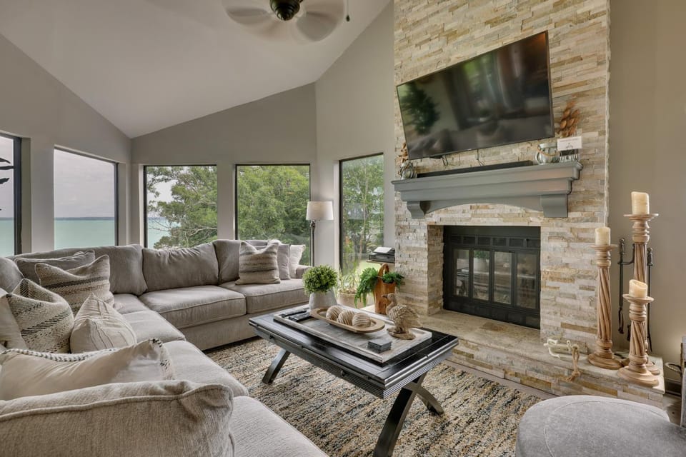 Lakehouse: Hot Tub, Waterslide, Game Room & Kayaks House in Lake Livingston