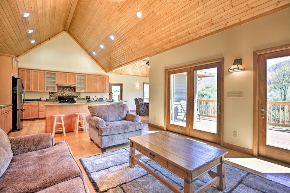 House w/ Deck, Fire Pit - 15 Mins to Snowshoe! House in Shenandoah Valley