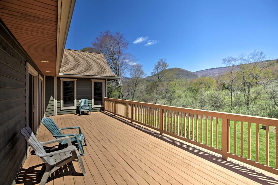 House w/ Deck, Fire Pit - 15 Mins to Snowshoe! House in Shenandoah Valley