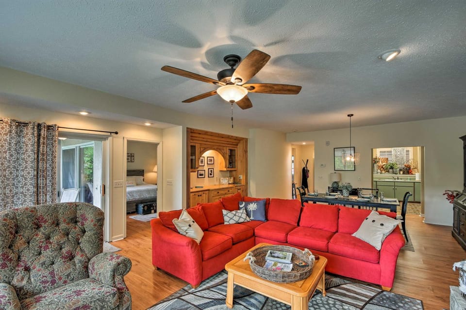 Lakefront Condo w/ Resort-Style Amenities + Marina House in Lake Keowee