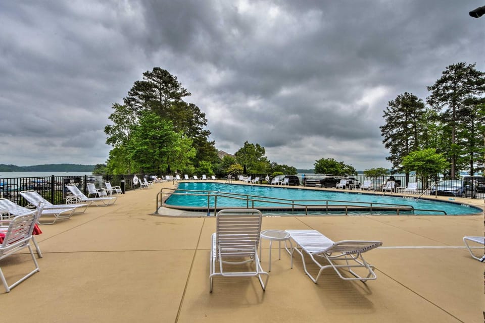 Lakefront Condo w/ Resort-Style Amenities + Marina House in Lake Keowee