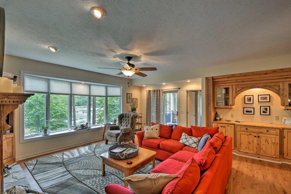 Lakefront Condo w/ Resort-Style Amenities + Marina House in Lake Keowee
