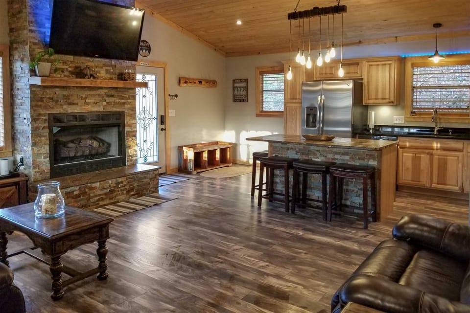 Secluded Cabin w/ Hot Tub, 3 Mi to Pigeon Forge! Cabin in Pigeon Forge