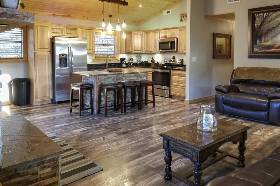 Secluded Cabin w/ Hot Tub, 3 Mi to Pigeon Forge! Cabin in Pigeon Forge