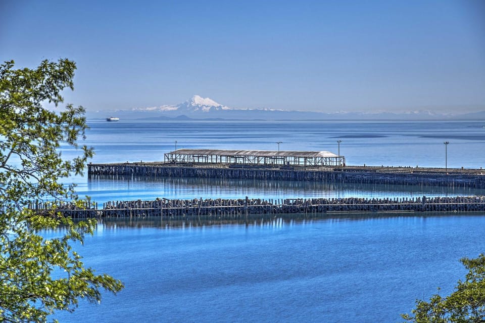 Waterfront Home ~ 6 Mi to Olympic National Park! House in Port Angeles