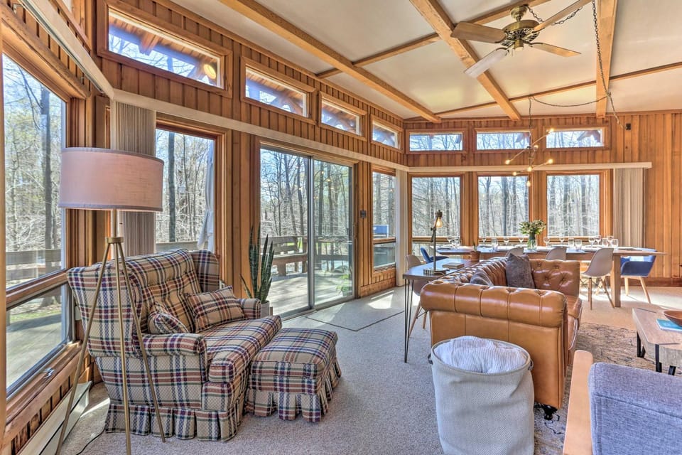 Walk to Big Bass Lake: Family Home w/ Deck! House in Pocono Mountains