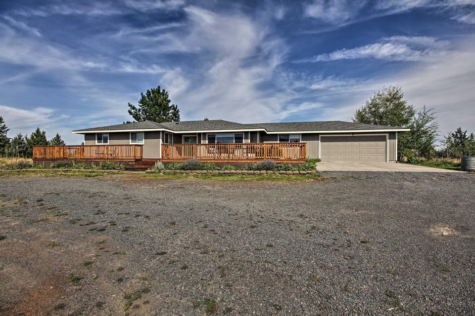 Updated Farmhouse with Deck on Central Oregon Canal! House in Bend