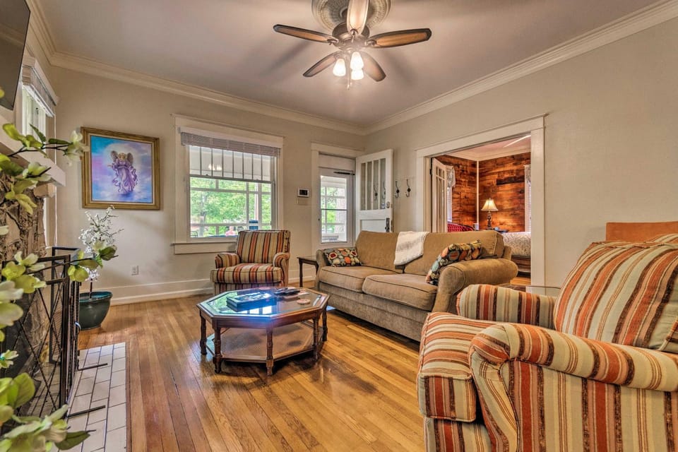 Spacious & Updated 1920's HSNP Craftsmen Home House in Hot Springs