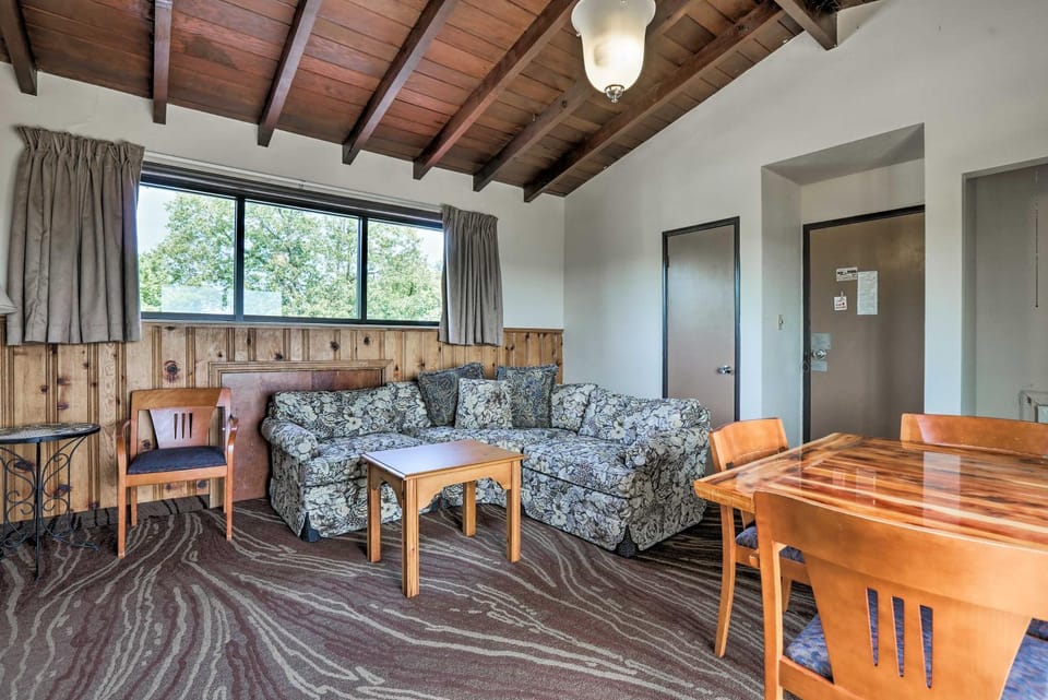 Burkesville Apt w/ Deck, Views & Pool Access! Apartment in Burkesville