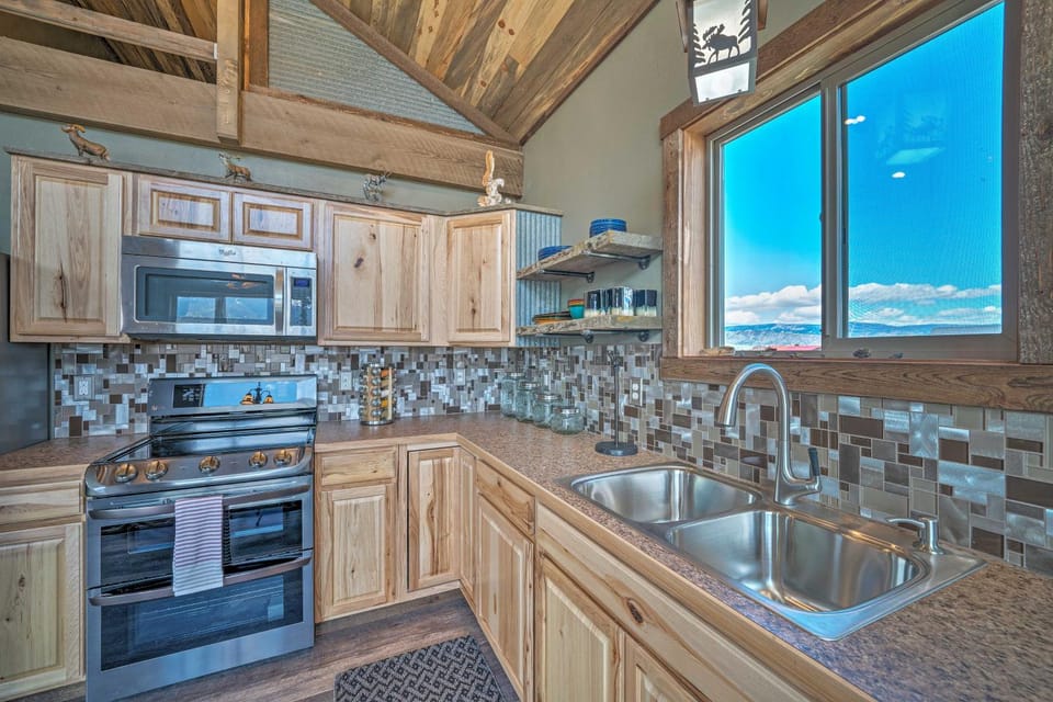 Mtn-View Cabin 40 Mi to Yellowstone Ntl Park! Cabin in Pray