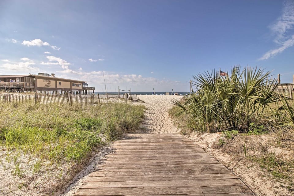 Gulf Shores Home w/ Shared Pool, 2 Blocks to Beach House in Gulf Shores