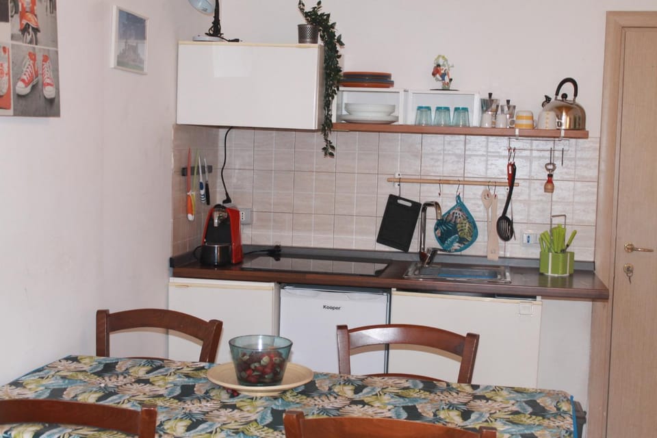 Coffee/tea facilities, Kitchen or kitchenette, Dining area, minibar, stove