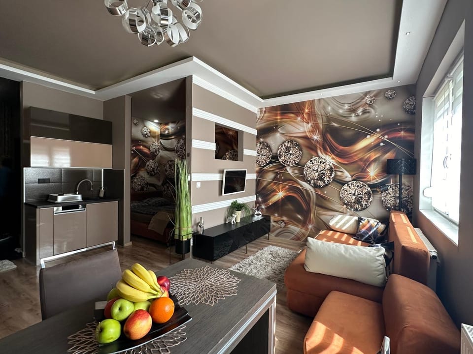 Bed, TV and multimedia, Kitchen or kitchenette, Photo of the whole room, Dining area