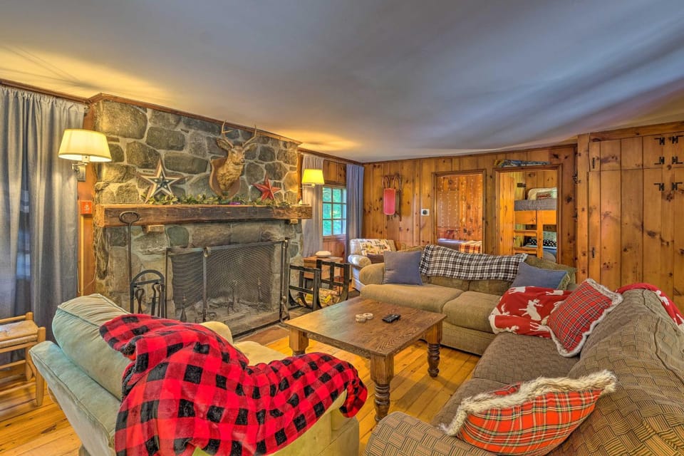 Charming Wilmington Cabin, 8 Mi. to Mt Snow! Cabin in Wilmington