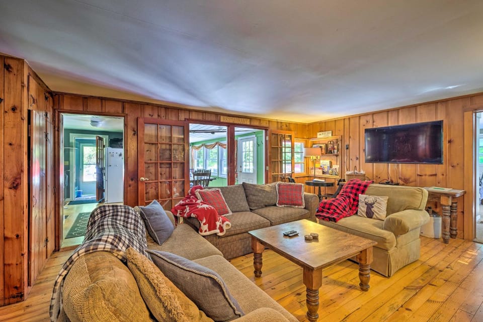 Charming Wilmington Cabin, 8 Mi. to Mt Snow! Cabin in Wilmington