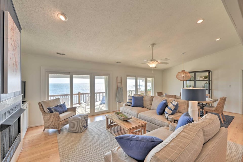 Waterfront Harkers Island Home: Sunset View & Dock House in Harkers Island