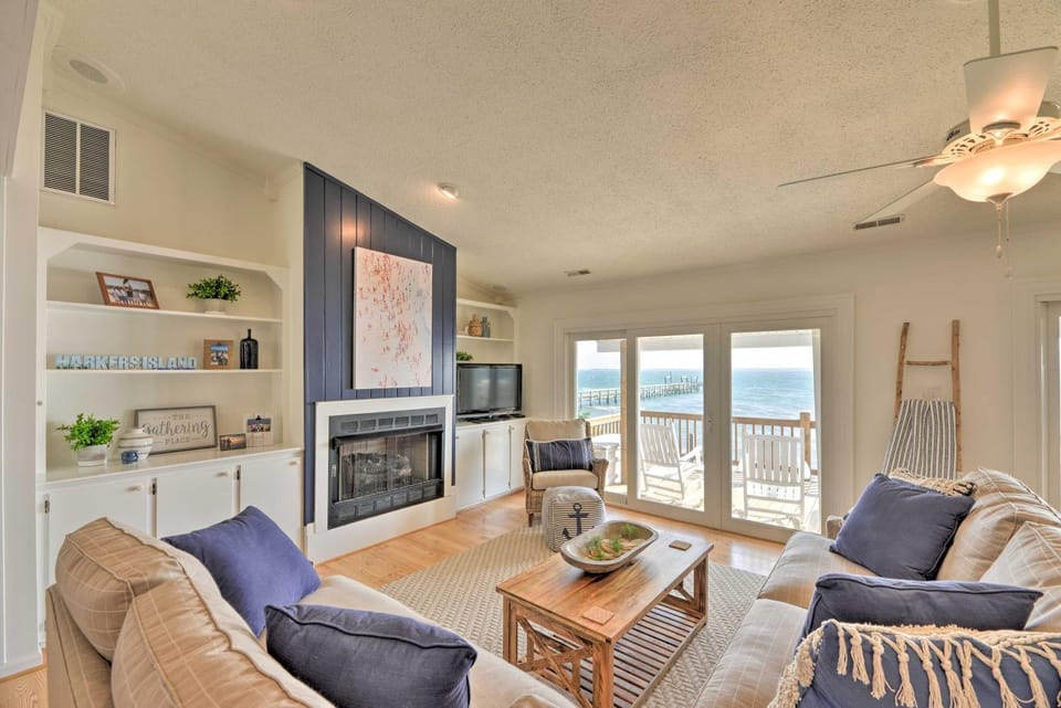 Waterfront Harkers Island Home: Sunset View & Dock House in Harkers Island