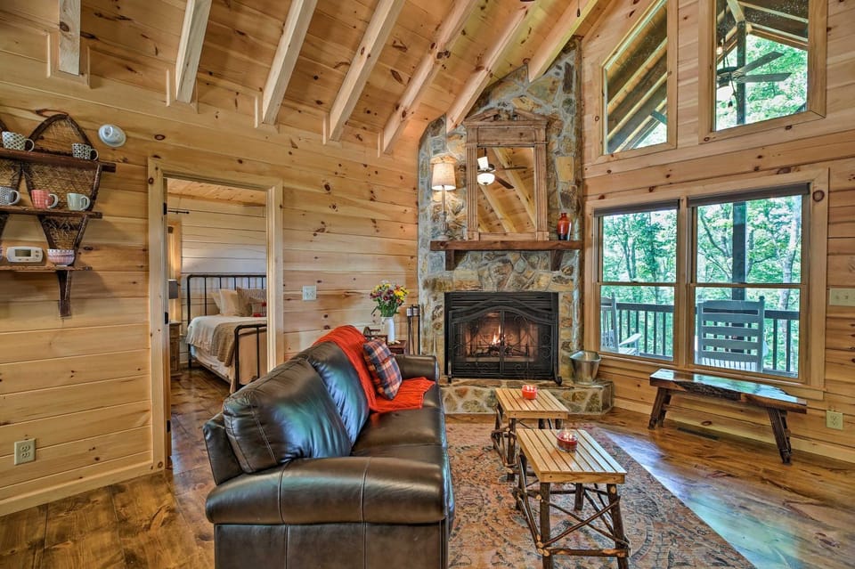 A Sunset Dream' - Upscale Blue Ridge Cabin! Cabin in Georgia