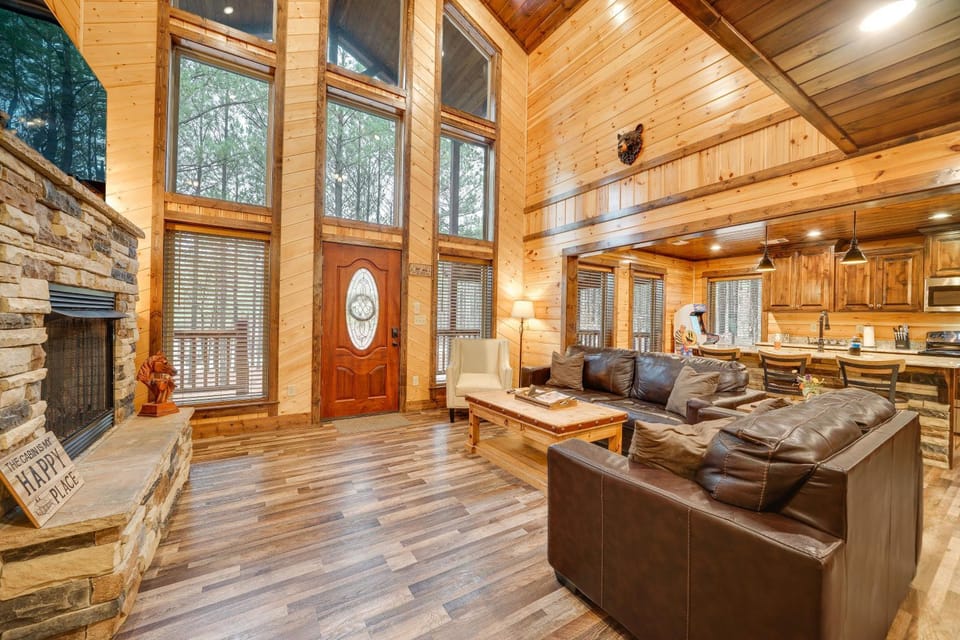 Broken Bow Cabin on 1 Acre w/ Hot Tub & Fire Pit! Cabin in Oklahoma