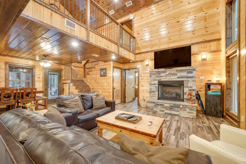 Broken Bow Cabin on 1 Acre w/ Hot Tub & Fire Pit! Cabin in Oklahoma