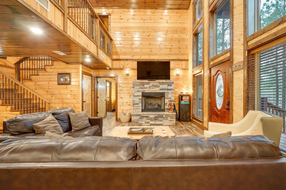 Broken Bow Cabin on 1 Acre w/ Hot Tub & Fire Pit! Cabin in Oklahoma