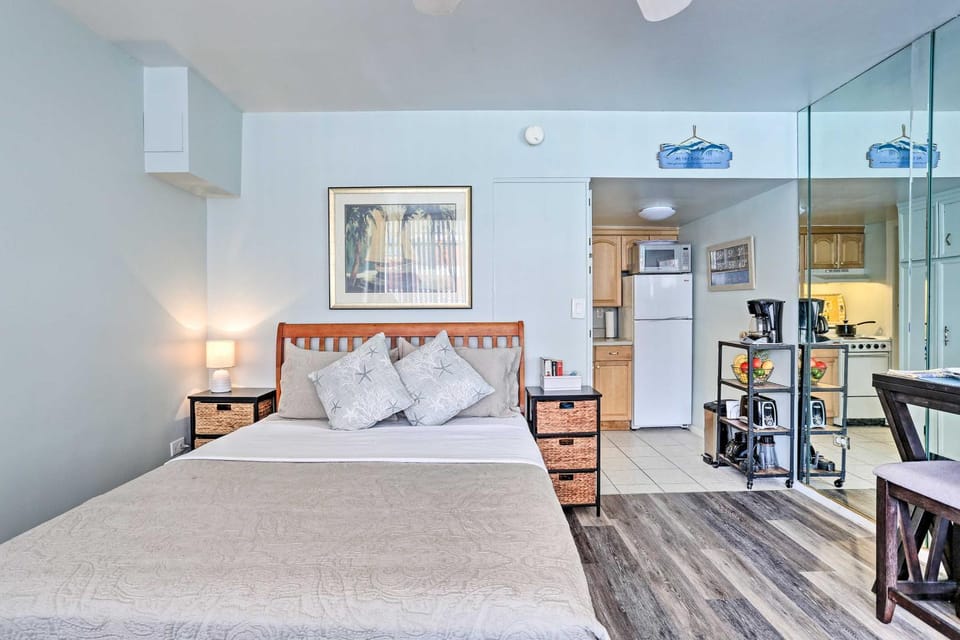 Virginia Beach Studio w/ Balcony + Pool View! Apartment in Virginia Beach