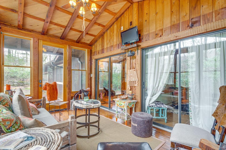 Access to Lake & Pool! Sapphire Resort Retreat House in Tennessee