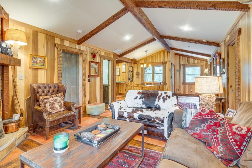 Access to Lake & Pool! Sapphire Resort Retreat House in Tennessee