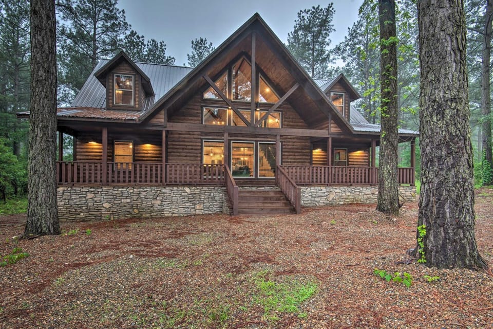 Large Upscale Cabin Hot Tub, Fire Pit, Pool Table Cabin in Broken Bow