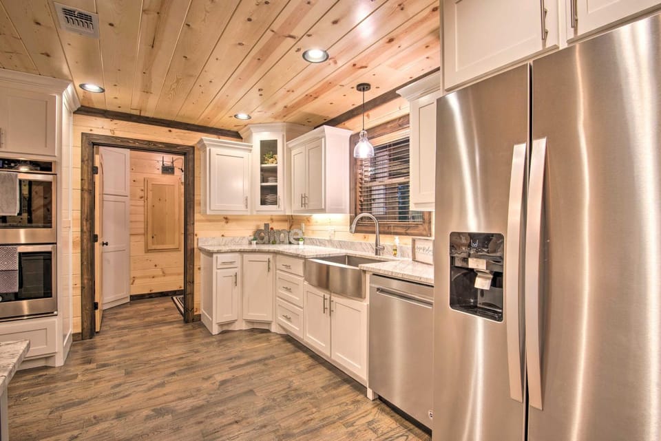 Large Upscale Cabin Hot Tub, Fire Pit, Pool Table Cabin in Broken Bow