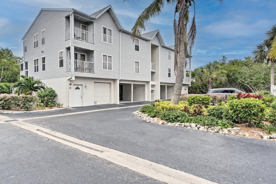 Pool Access, Walk to Manatee Beach: Coastal Condo House in Holmes Beach