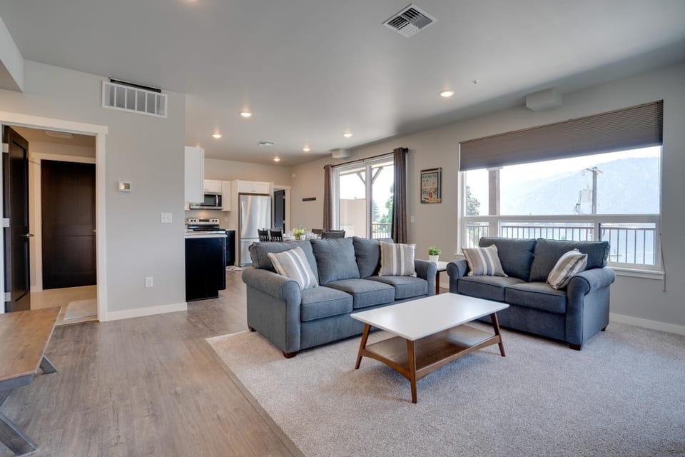 Lake Chelan Condo w/ Resort Pool & Hot Tub! House in Manson