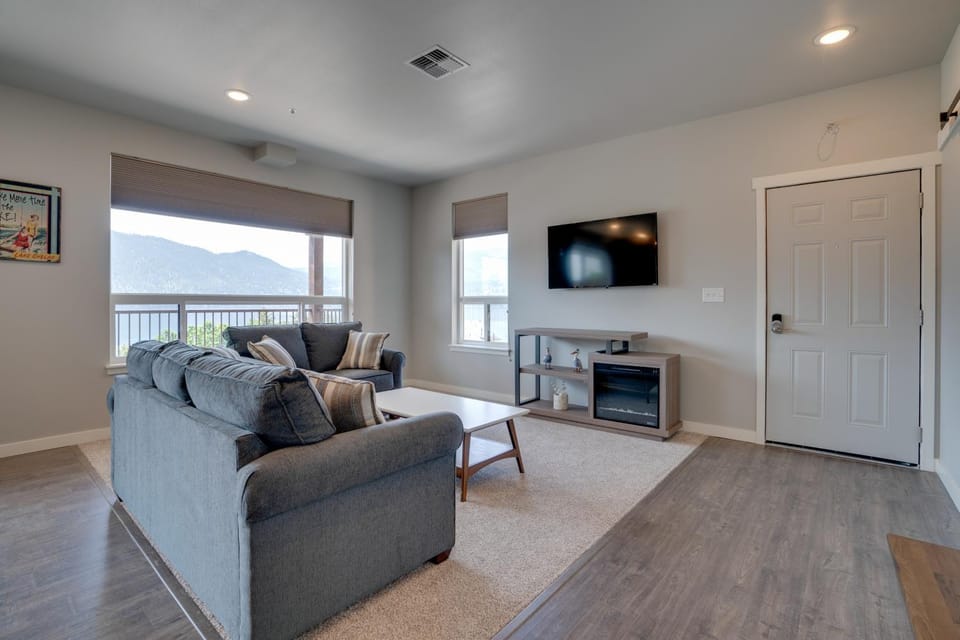 Lake Chelan Condo w/ Resort Pool & Hot Tub! House in Manson