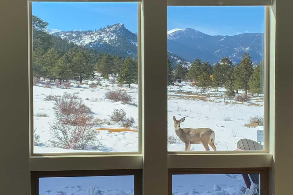 Romantic Winter Escape: Hot Tub in Estes Park House in Estes Park