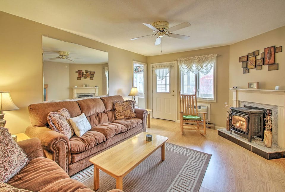 Lincoln Resort Condo w/ Pool Access - Near Hiking! House in Woodstock